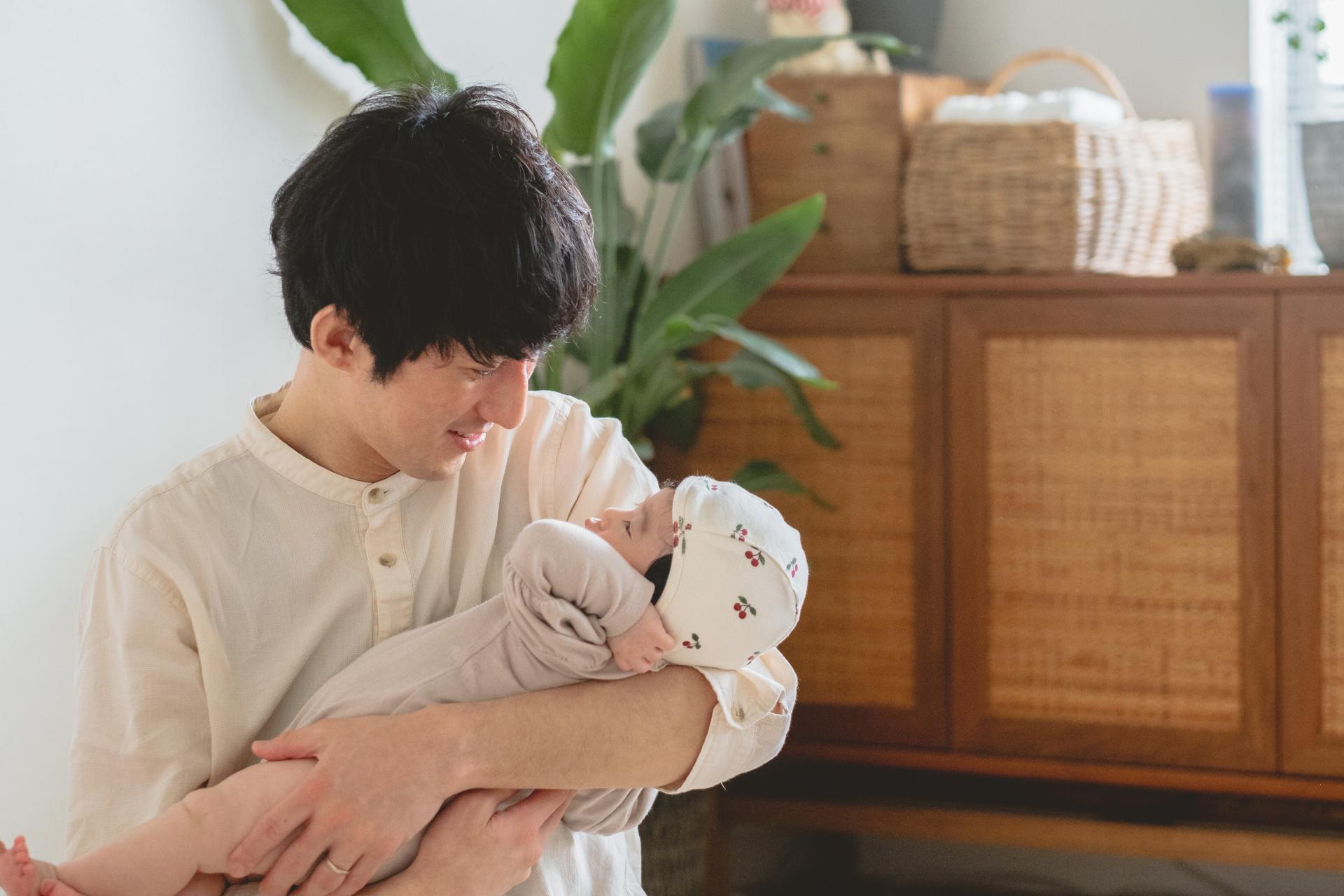 男性の育児休暇のイメージ画像